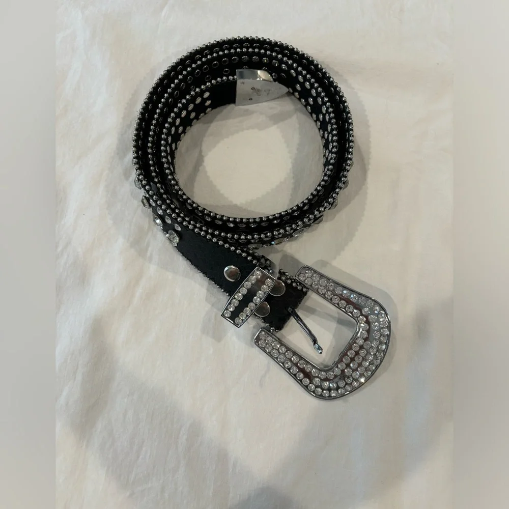 Brand new bling genuine, leather belt,. No stones missing. Size medium large.‎